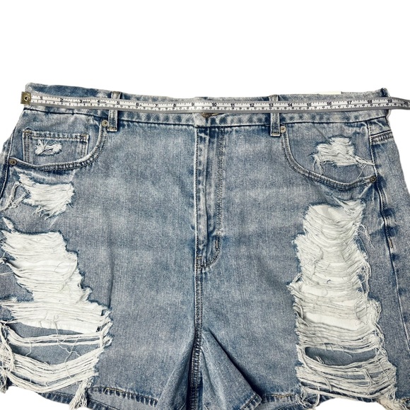 American Eagle Women's Distressed Curvy Mom Short Light Wash Size 18 NWT‎ - Picture 11 of 13